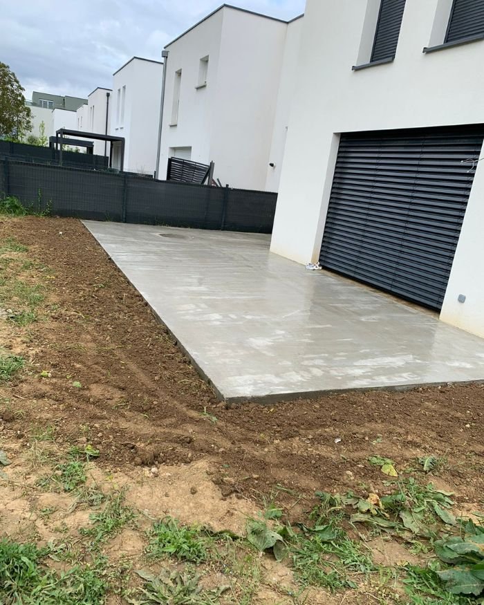 Dalle béton réalisée pour terrasse et accès extérieur devant une maison contemporaine en Alsace